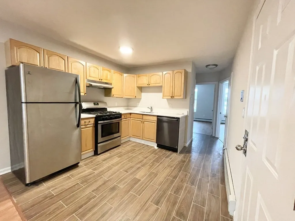3 bed, 1 bath apartment for rent at 92 Hammond St Unit 4, South End — photo 2 of 21