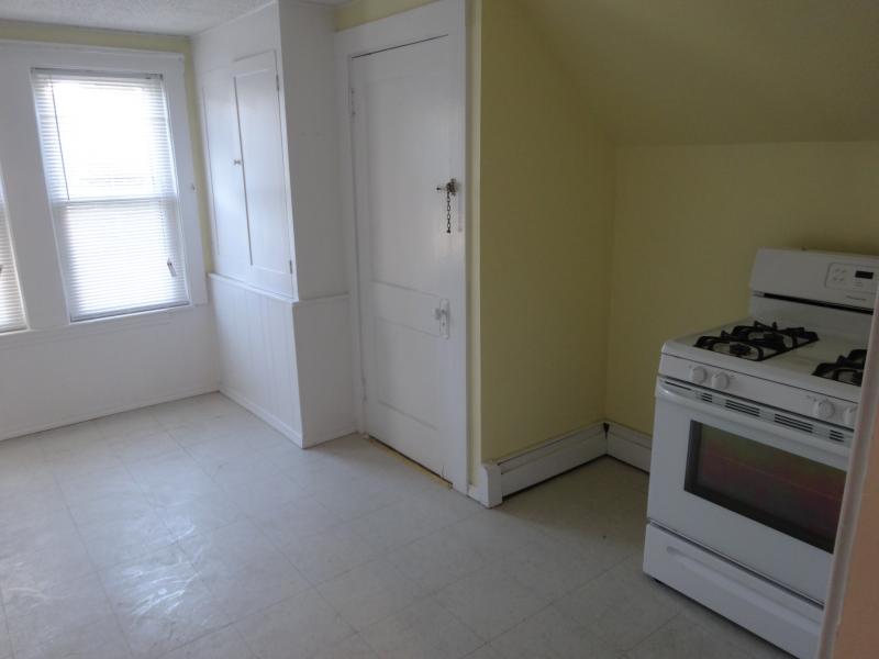 3 bed, 1 bath apartment for rent at 92 Hobart St Unit 2, Brighton — photo 4 of 13