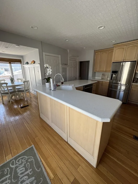 3 bed, 4+ bath apartment for rent at 92 Manomet Ave, Kenberma — photo 5 of 16