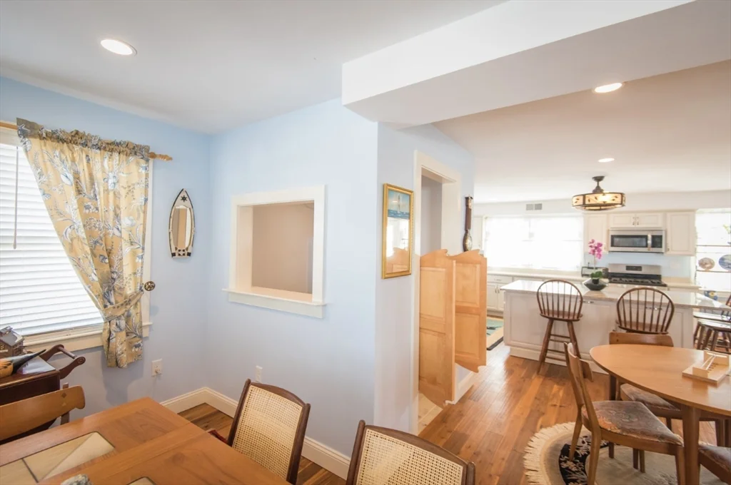 7 bed, 4+ bath apartment for rent at 92 Marion Rd Upper Unit, Sand Hills — photo 6 of 21