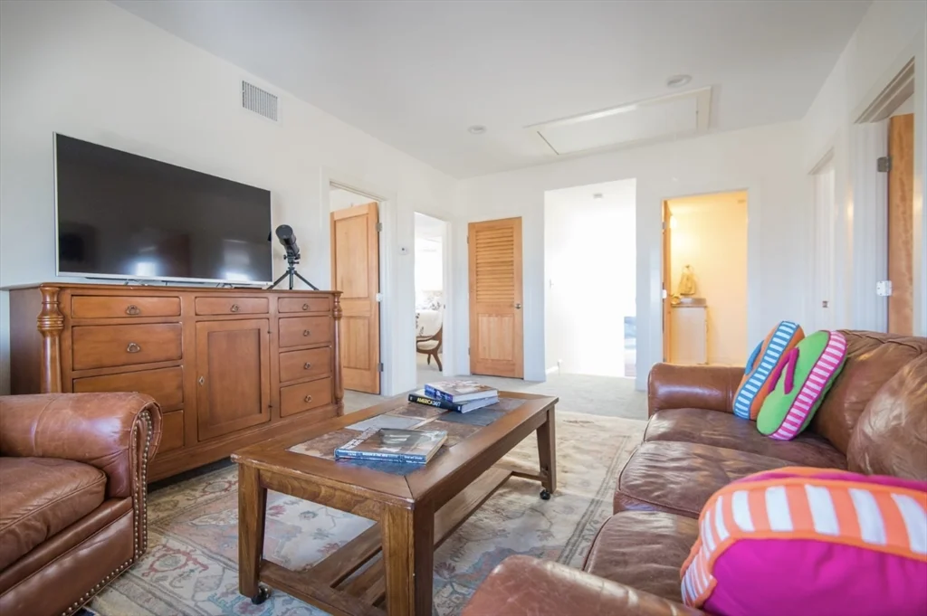 7 bed, 4+ bath apartment for rent at 92 Marion Rd Upper Unit, Sand Hills — photo 5 of 21