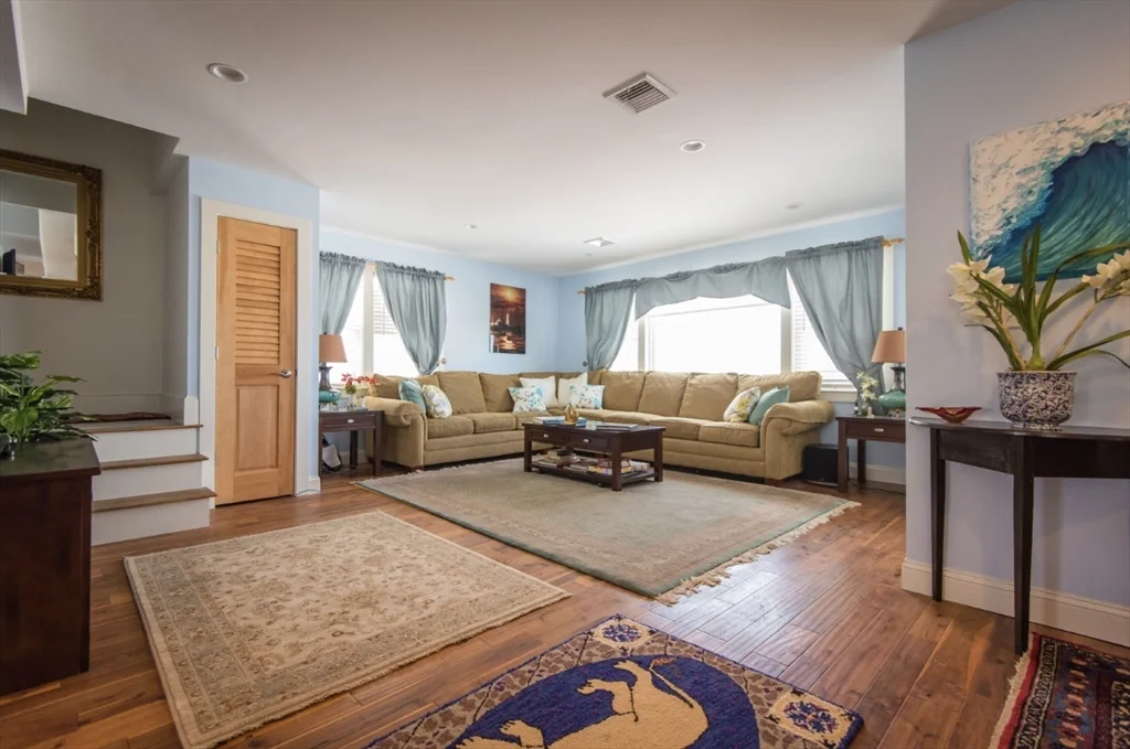 7 bed, 4+ bath apartment for rent at 92 Marion Rd Upper Unit, Sand Hills — photo 8 of 21