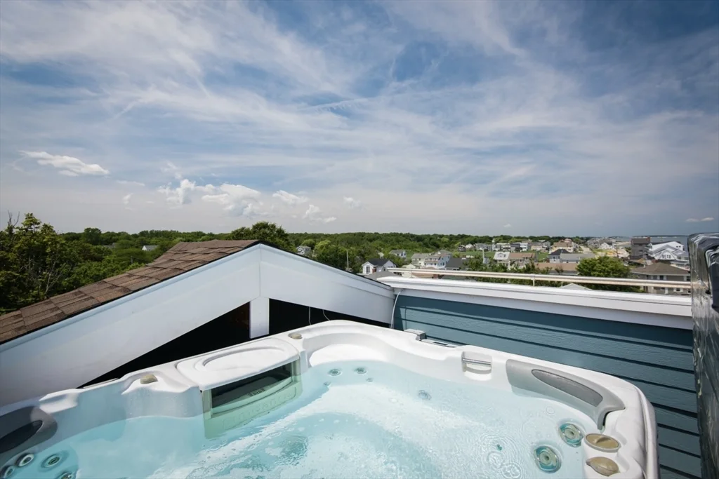 7 bed, 4+ bath apartment for rent at 92 Marion Rd Upper Unit, Sand Hills — photo 4 of 21