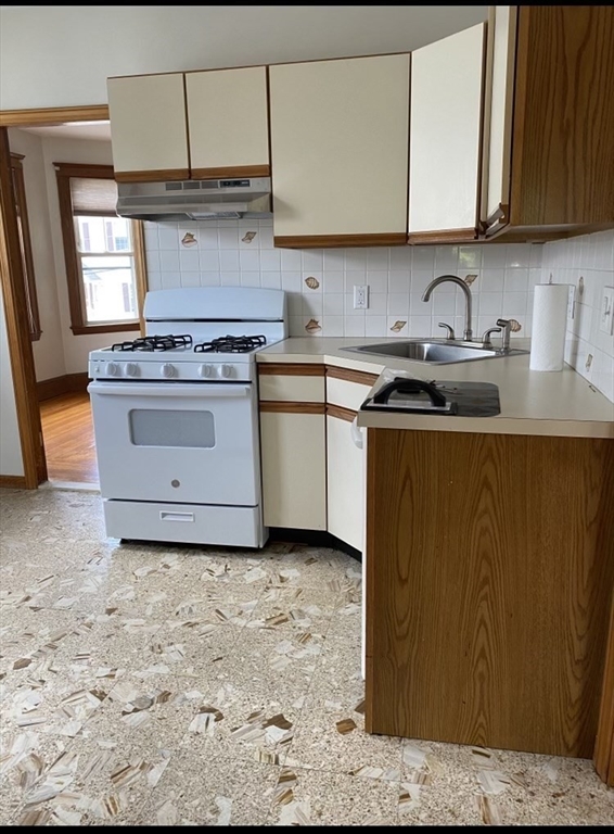 3 bed, 1 bath apartment for rent at 92 Myrtle St Unit 2, Medford — photo 1 of 9