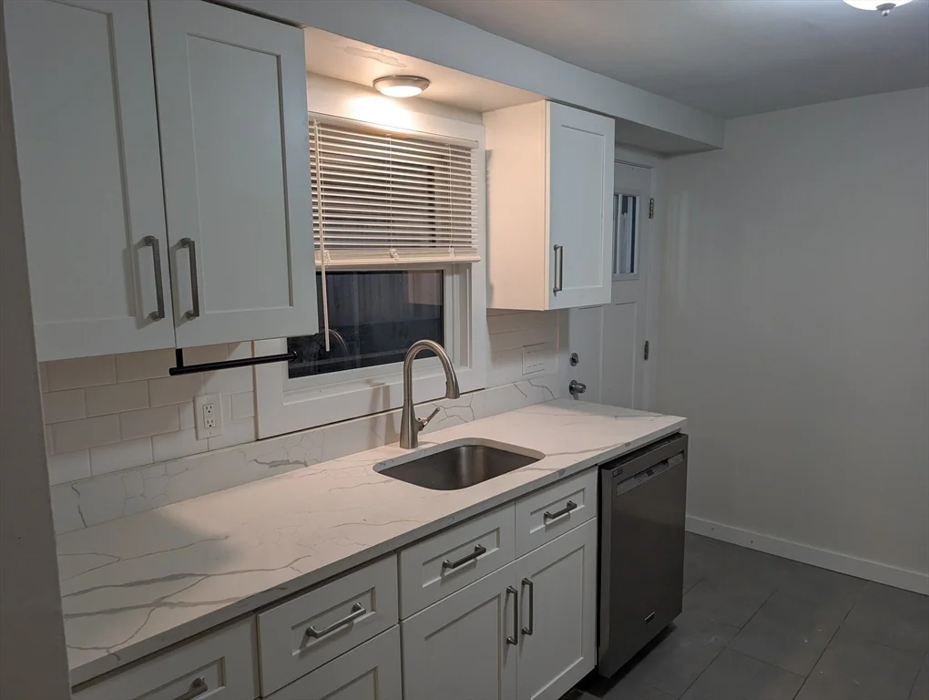 3 bed, 1 bath apartment for rent at 92 North St Unit 92, Tufts University — photo 3 of 22
