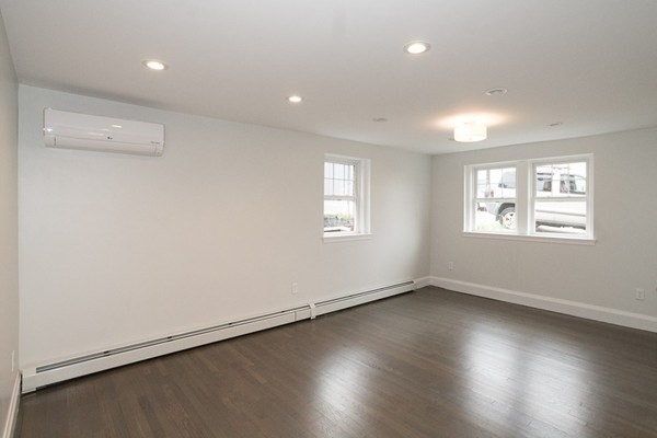 1 bed, 1 bath apartment for rent at 92 Ocean Ave Unit 1, Swampscott — photo 4 of 10