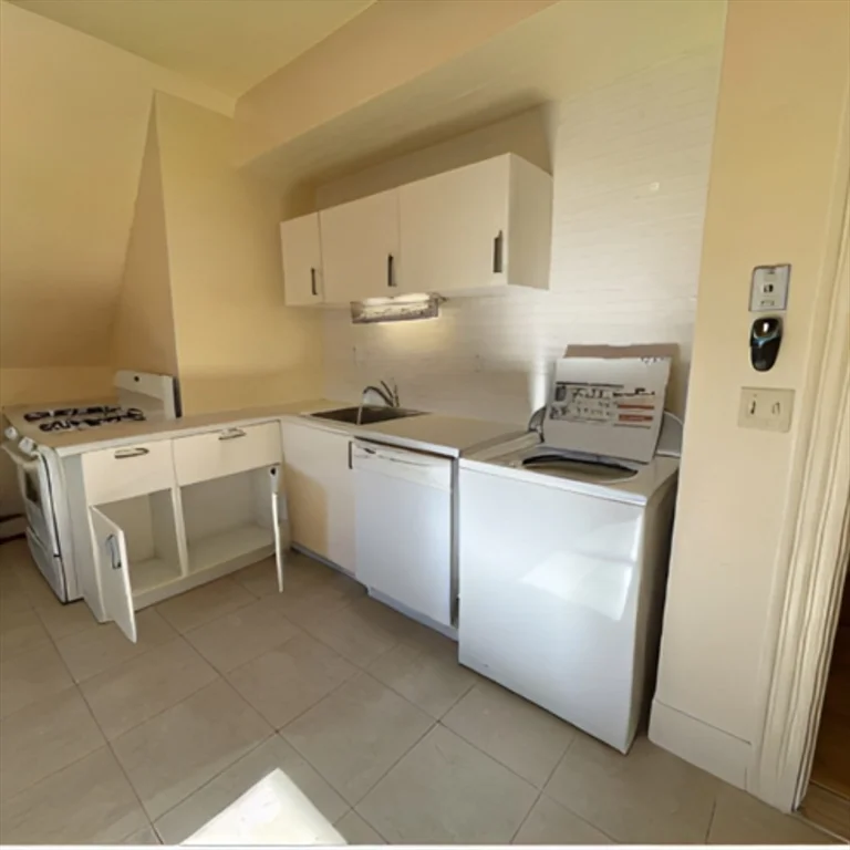 2 bed, 1 bath apartment for rent at 92 Thurston St Unit 3, Winter Hill — photo 8 of 10
