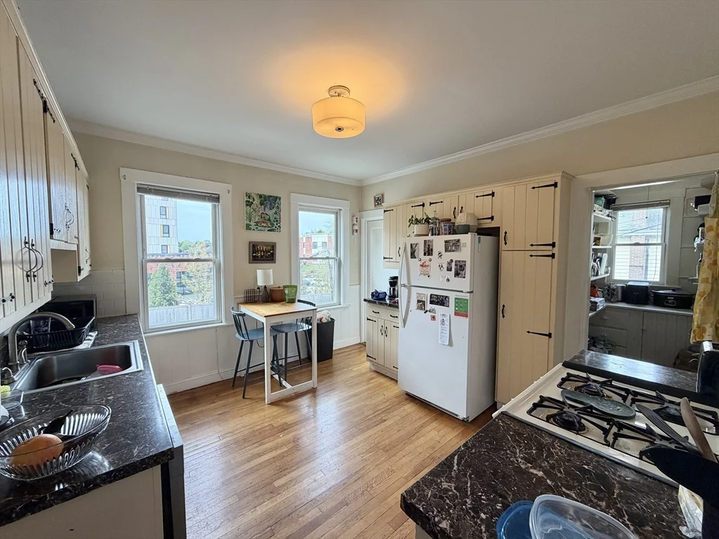 4 bed, 2 bath apartment for rent at 92 Wallingford Rd Unit 2, Brighton — photo 4 of 14