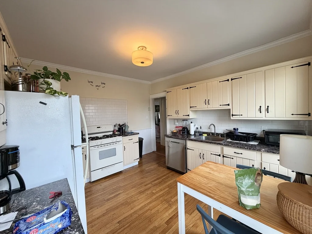 4 bed, 2 bath apartment for rent at 92 Wallingford Rd Unit 2, Brighton — photo 5 of 14