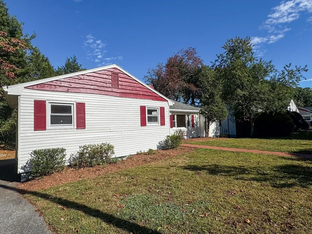 3 bed, 2 bath apartment for rent at 92 Woodcliff Rd, Chestnut Hill — photo 2 of 36
