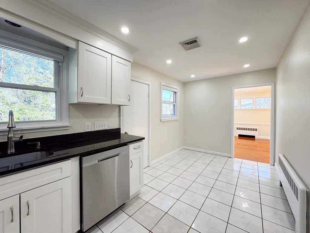 3 bed, 2 bath apartment for rent at 92 Woodcliff Rd, Chestnut Hill — photo 7 of 36