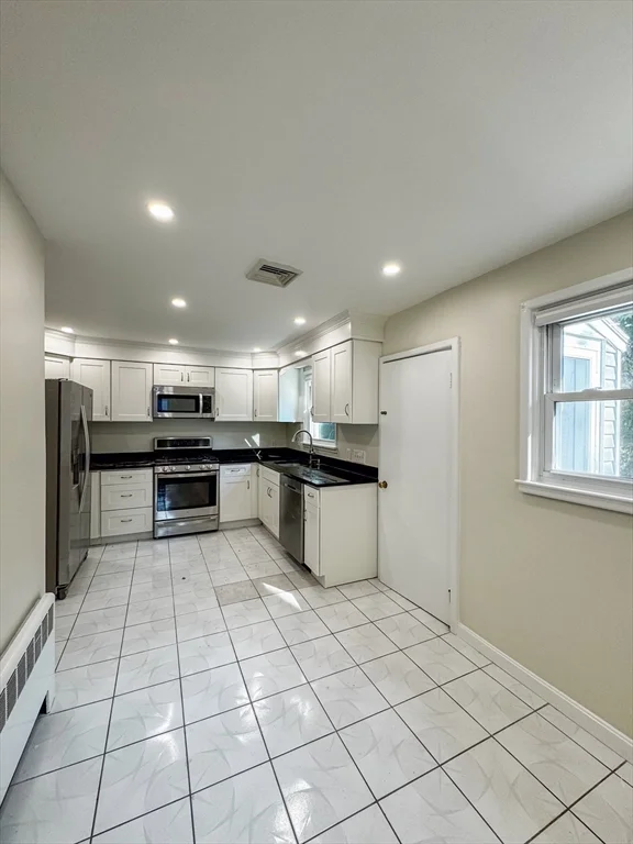 3 bed, 2 bath apartment for rent at 92 Woodcliff Rd, Chestnut Hill — photo 6 of 36