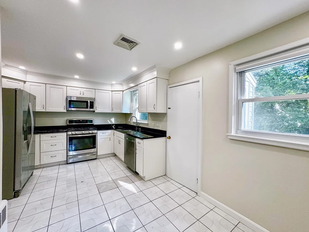 3 bed, 2 bath apartment for rent at 92 Woodcliff Rd, Chestnut Hill — photo 5 of 36