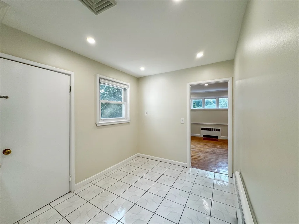 3 bed, 2 bath apartment for rent at 92 Woodcliff Rd, Chestnut Hill — photo 8 of 36