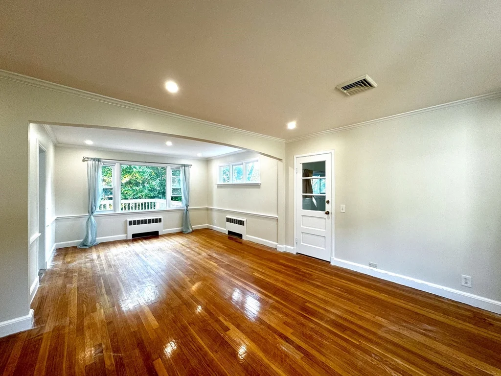 3 bed, 2 bath apartment for rent at 92 Woodcliff Rd, Chestnut Hill — photo 9 of 36