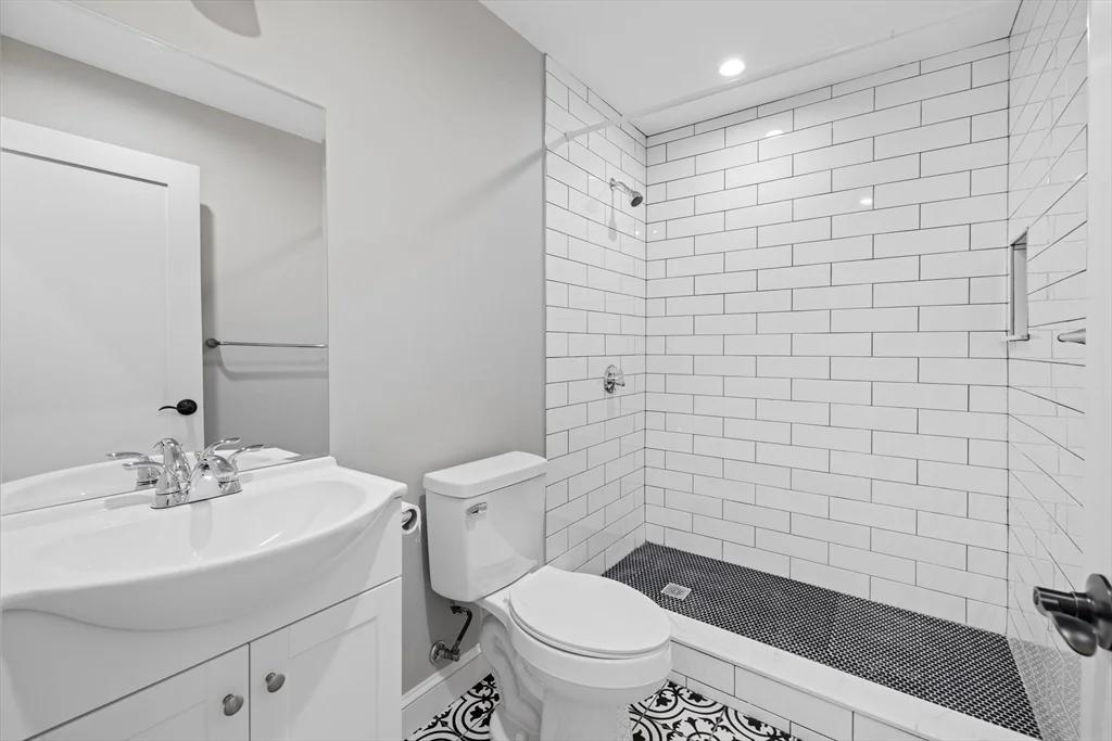 4 bed, 2 bath apartment for rent at 921-923 East Broadway Unit 2, South Boston — photo 11 of 14