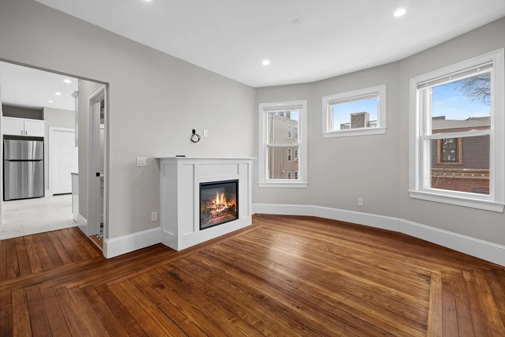 4 bed, 2 bath apartment for rent at 921-923 East Broadway Unit 2, South Boston — photo 4 of 14