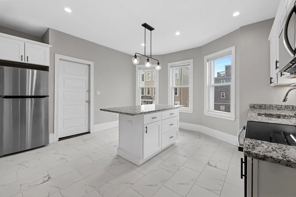 4 bed, 2 bath apartment for rent at 921-923 East Broadway Unit 2, South Boston — photo 2 of 14