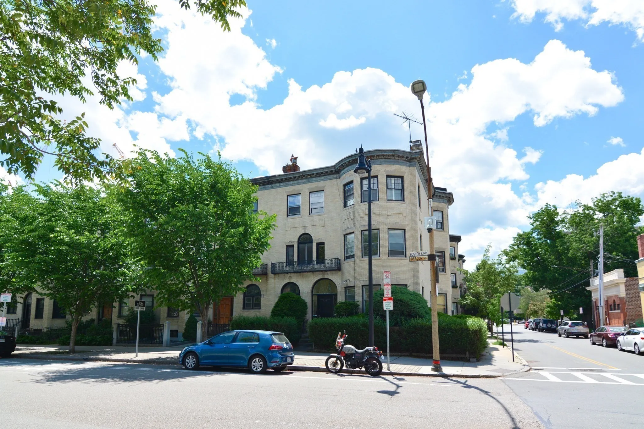 4 bed, 1 bath apartment for rent at 923 Beacon St Unit 2, Fenway — photo 4 of 6