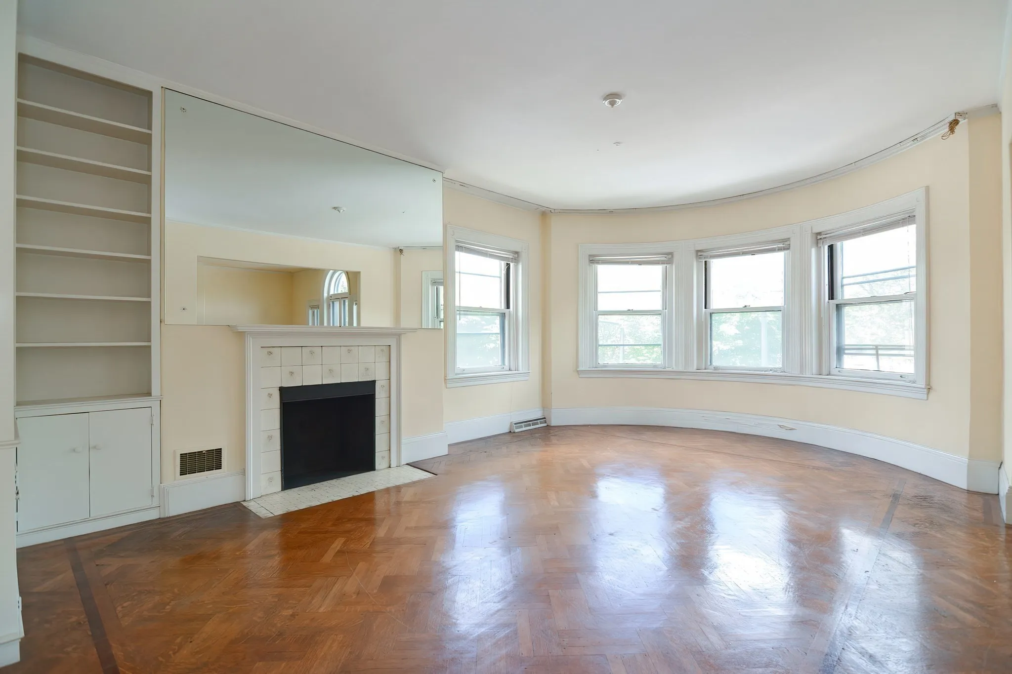 4 bed, 1 bath apartment for rent at 923 Beacon St Unit 2, Fenway — photo 2 of 6