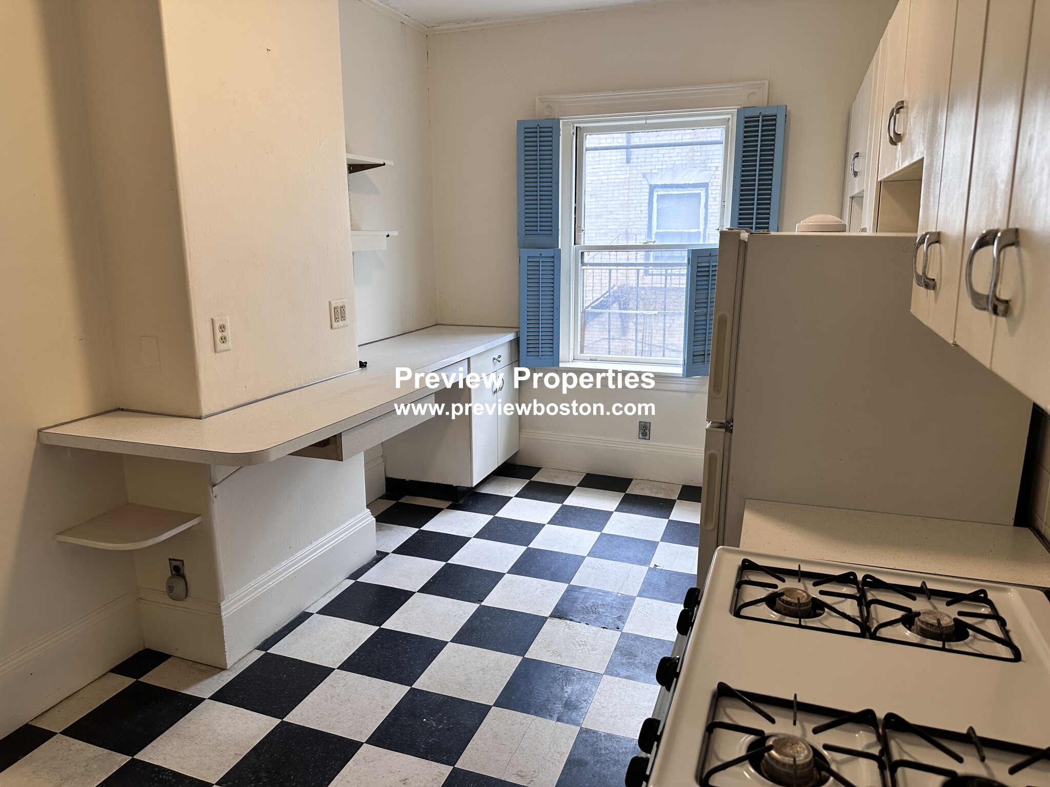 4 bed, 1 bath apartment for rent at 923 Beacon St Unit 2P, Fenway