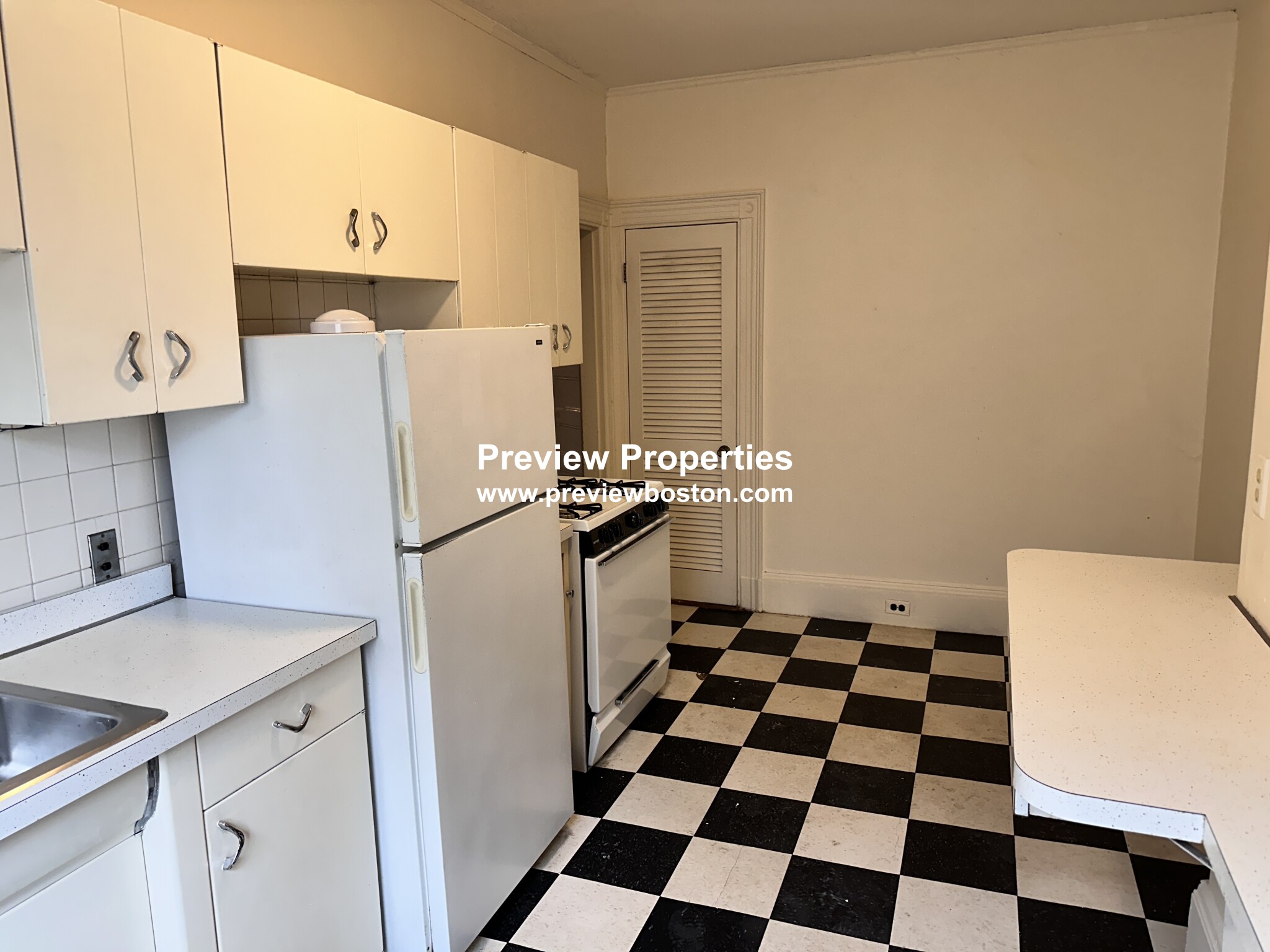 4 bed, 1 bath apartment for rent at 923 Beacon St Unit 2P, Fenway — photo 3 of 19