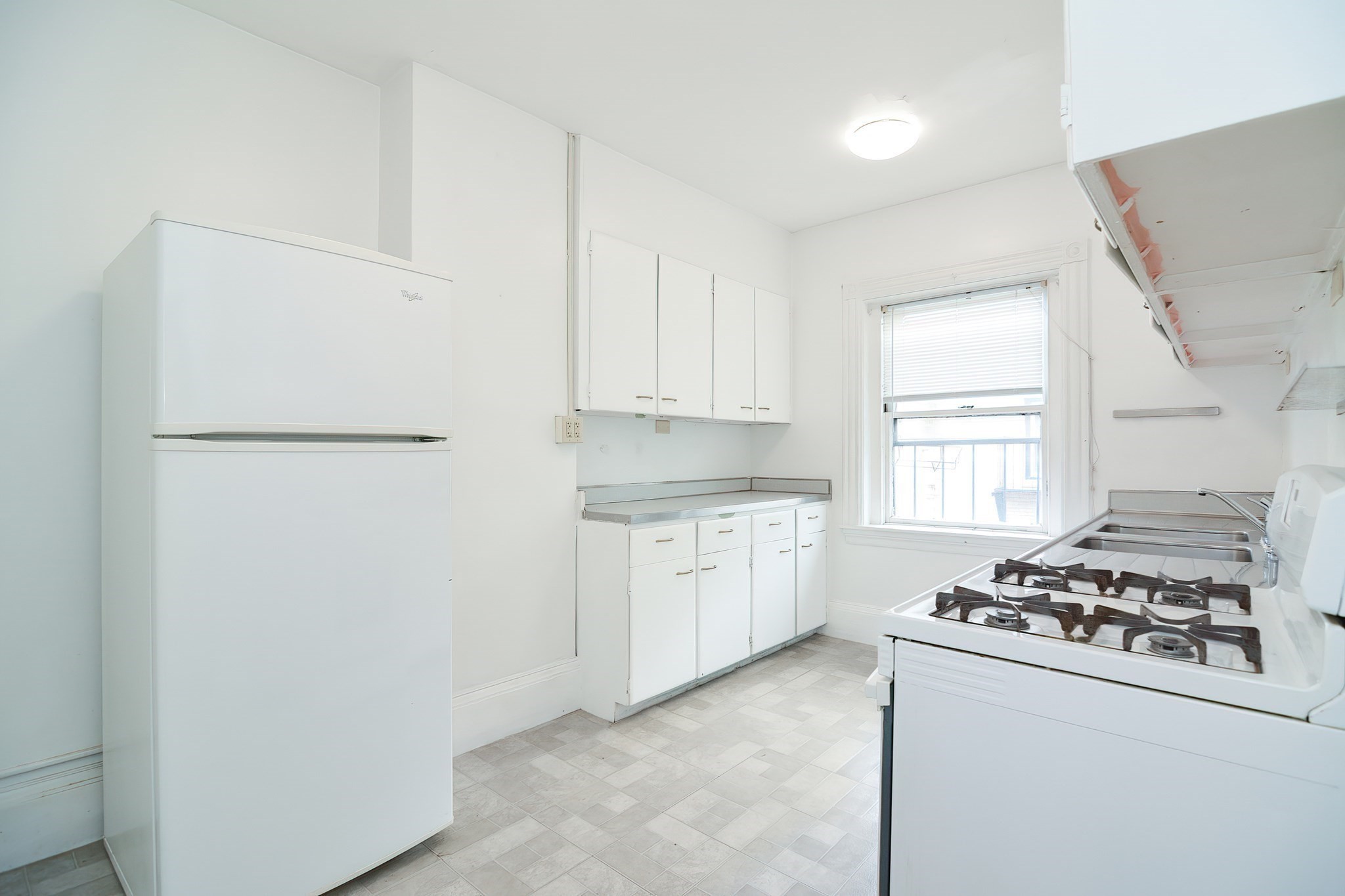 4 bed, 1 bath apartment for rent at 923 Beacon St Unit 3, Fenway — photo 3 of 7