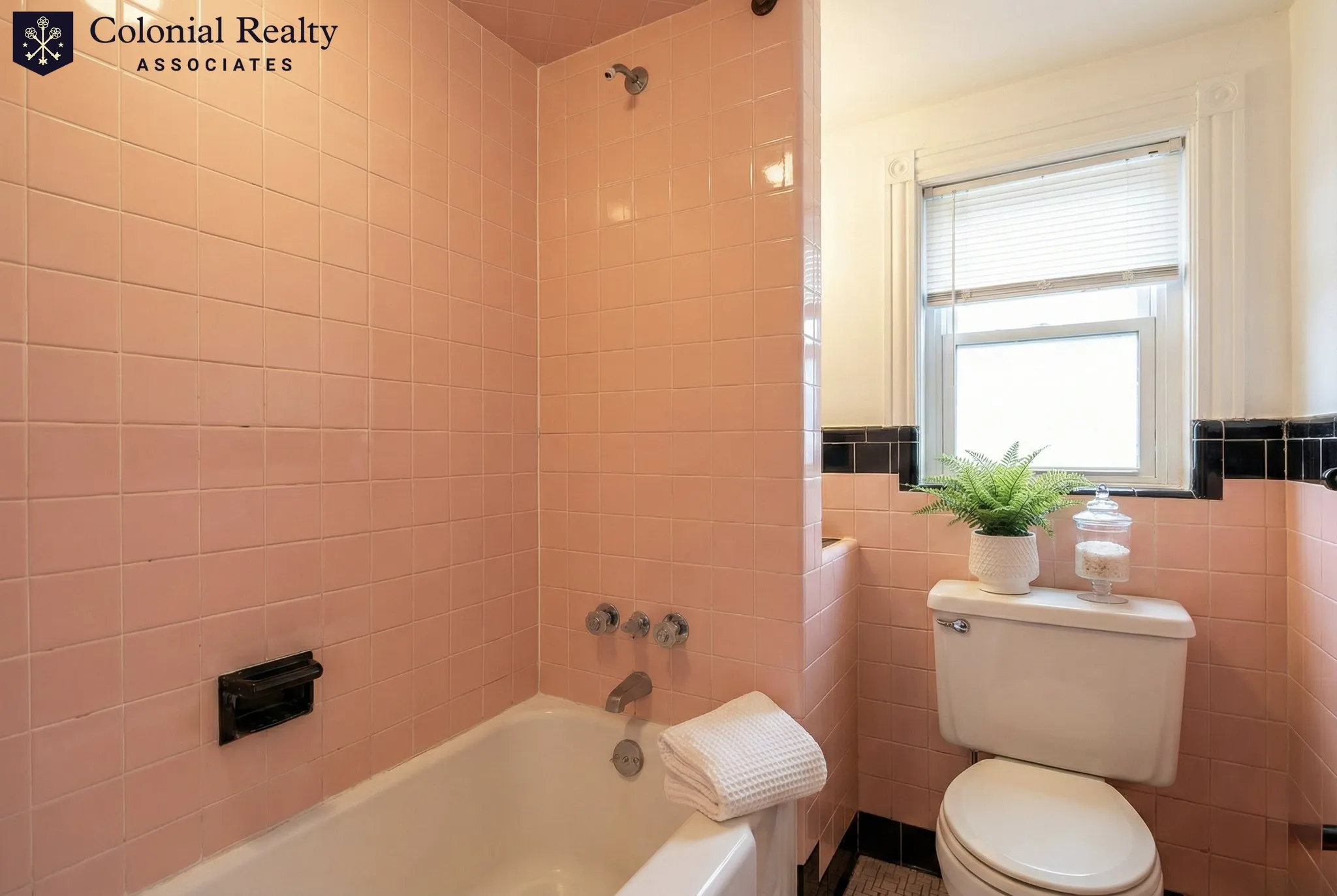 4 bed, 1 bath apartment for rent at 923 Beacon St Unit 3, Fenway — photo 8 of 11