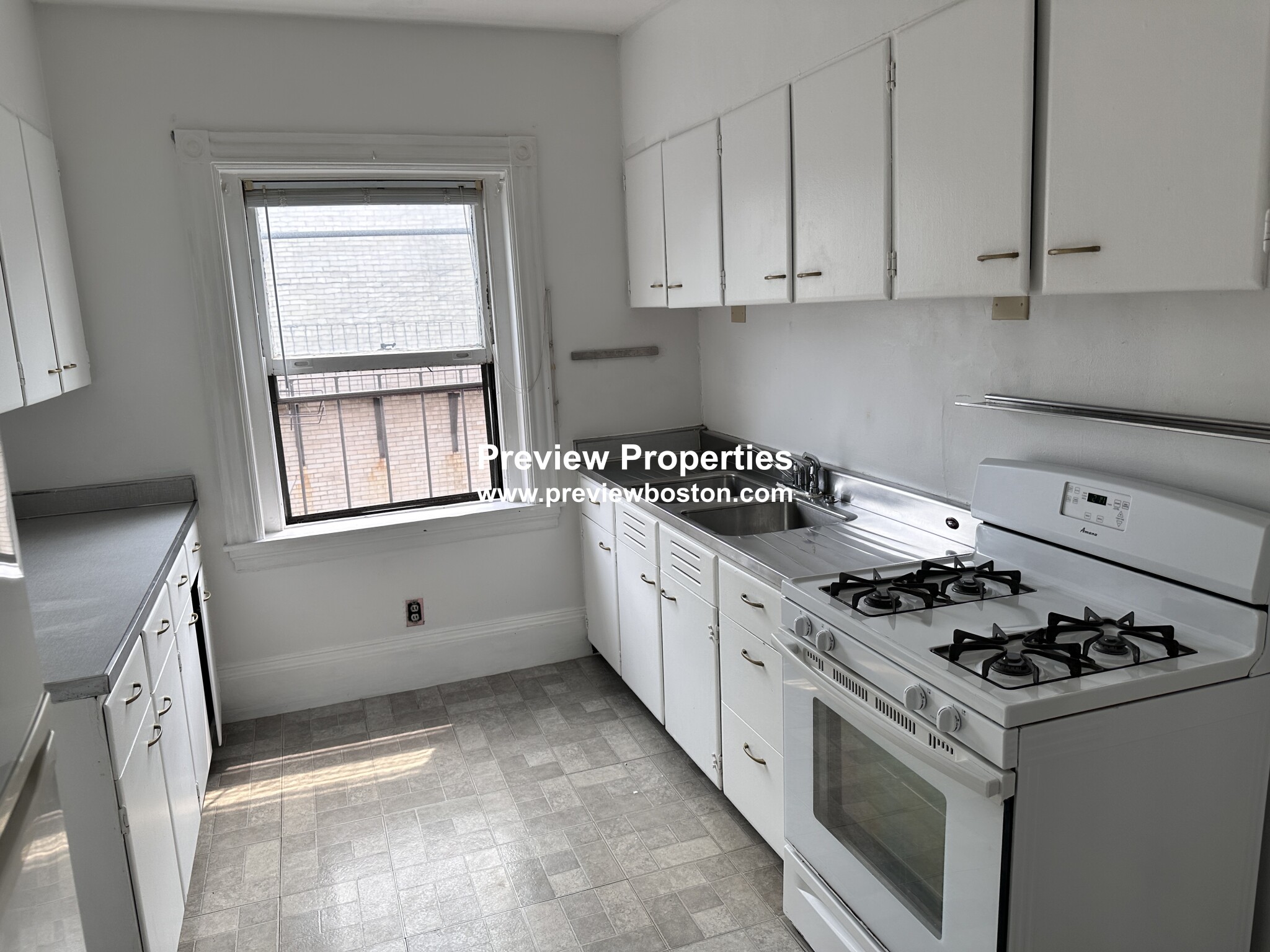 4 bed, 1 bath apartment for rent at 923 Beacon St Unit 3P, Fenway — photo 4 of 13