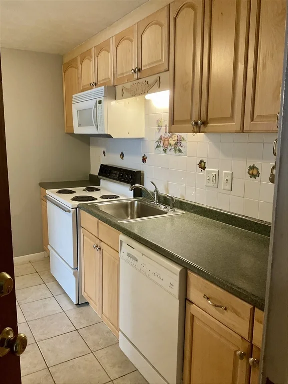 2 bed, 1 bath apartment for rent at 924 Main St Unit 21, Woburn — photo 12 of 15