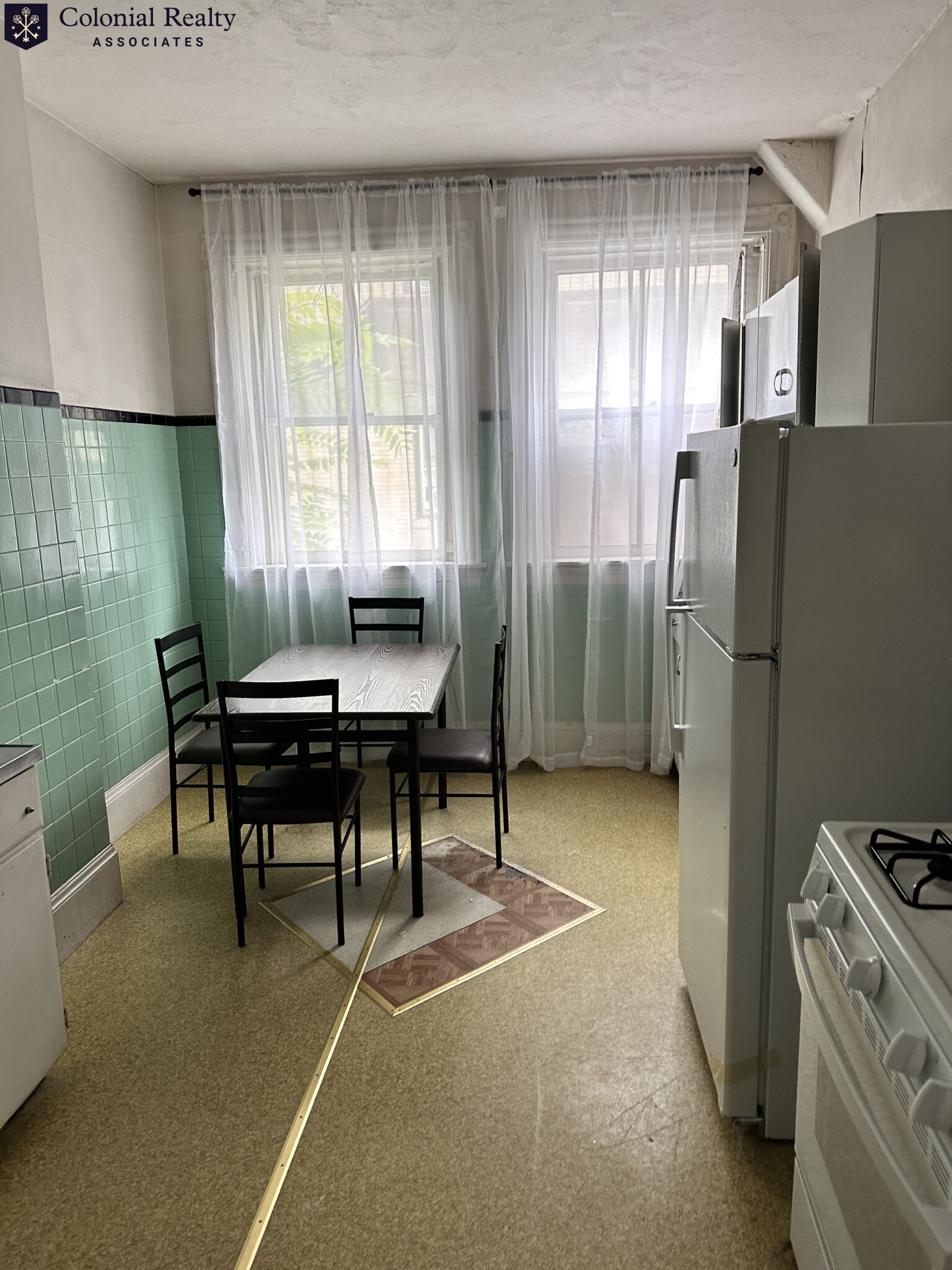 4 bed, 1 bath apartment for rent at 925 Beacon St Unit 5, Fenway — photo 5 of 17