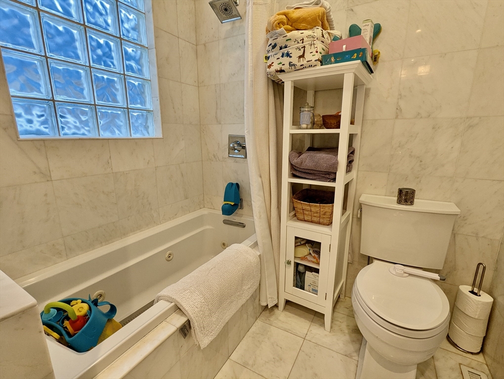 3 bed, 2 bath apartment for rent at 925 East Broadway Unit 1, South Boston — photo 24 of 28
