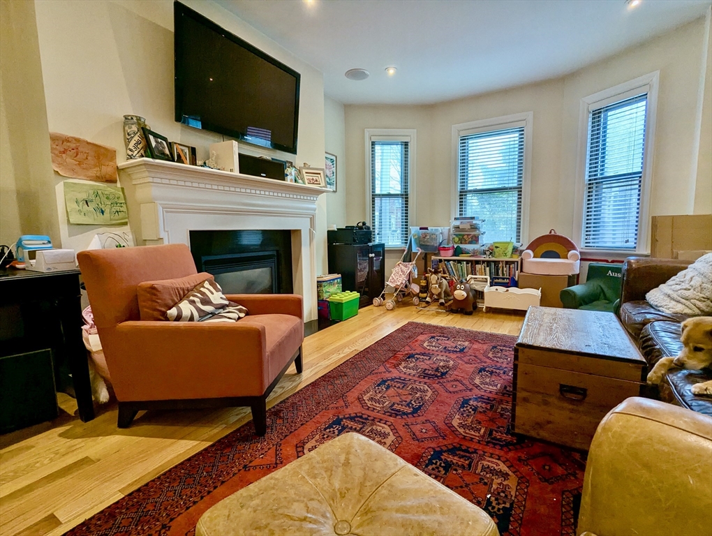3 bed, 2 bath apartment for rent at 925 East Broadway Unit 1, South Boston — photo 5 of 28