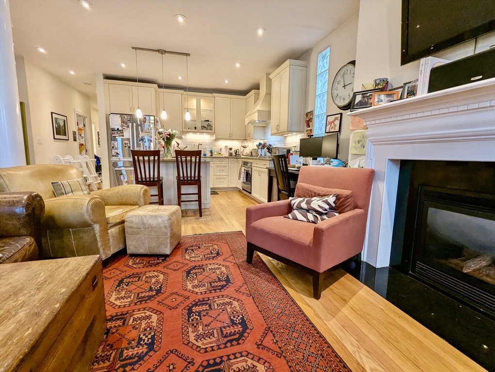 3 bed, 2 bath apartment for rent at 925 East Broadway Unit 1, South Boston — photo 3 of 28