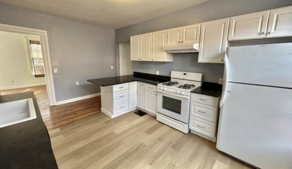 3 bed, 1 bath apartment for rent at 926 Walnut St Unit 926, Newton Highlands — photo 2 of 20