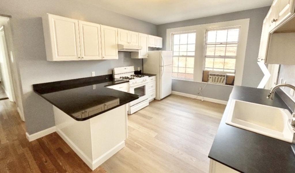 3 bed, 1 bath apartment for rent at 926 Walnut St Unit 926, Newton Highlands — photo 1 of 20