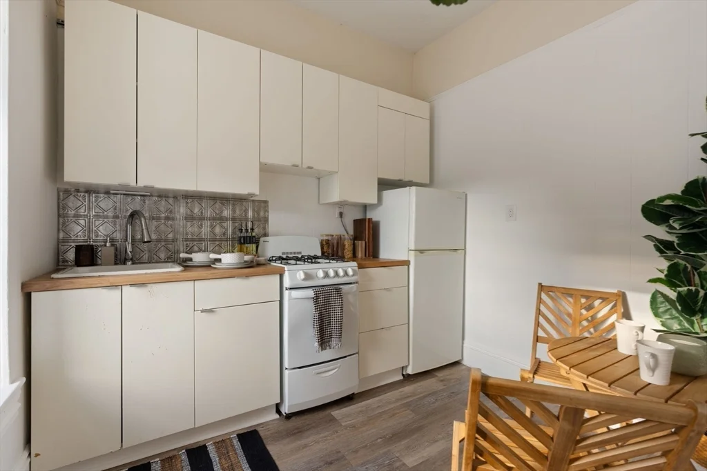 Studio bed, 1 bath apartment for rent at 928 Dorchester Ave Unit 9, Dorchester — photo 4 of 13