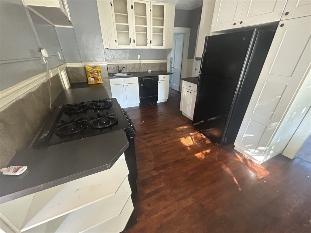 3 bed, 1 bath apartment for rent at 929 Pleasant St Unit 2, Worcester — photo 3 of 6