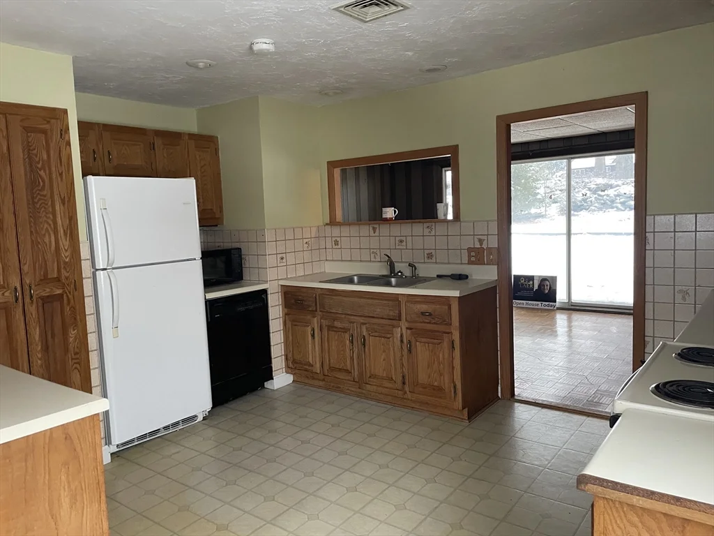 3 bed, 1 bath apartment for rent at 93 Cedar Hill Rd, Northborough — photo 3 of 13