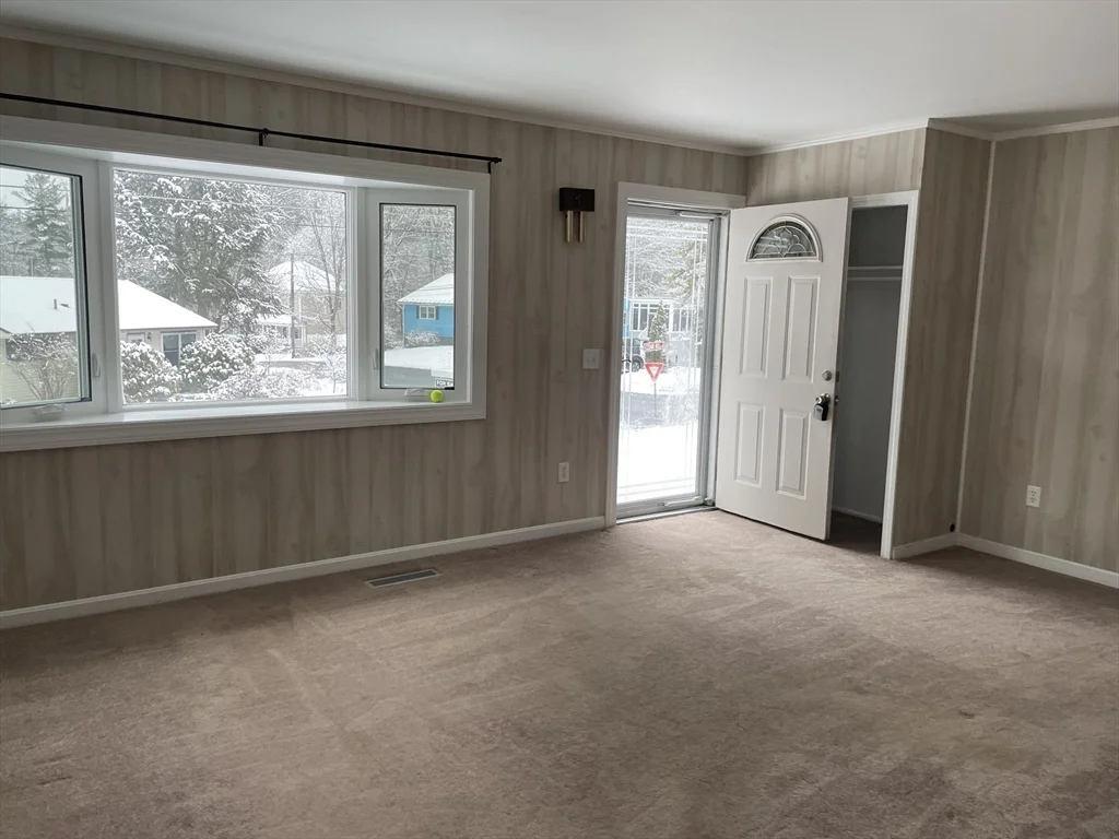 3 bed, 1 bath apartment for rent at 93 Cedar Hill Rd, Northborough — photo 2 of 13