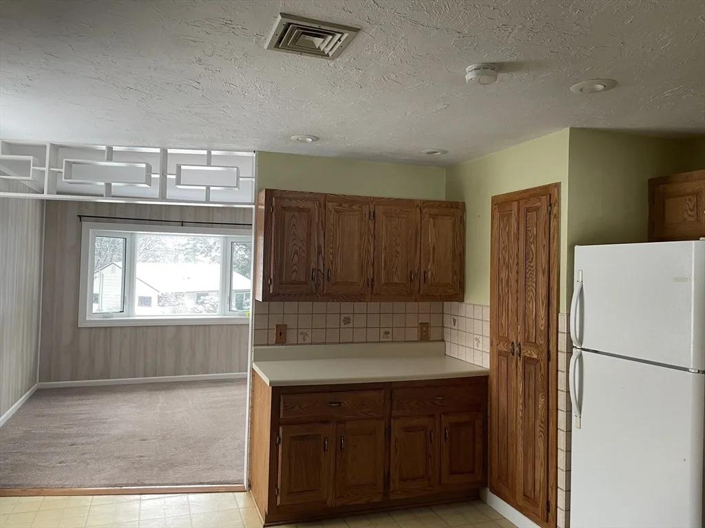 3 bed, 1 bath apartment for rent at 93 Cedar Hill Rd, Northborough — photo 4 of 13
