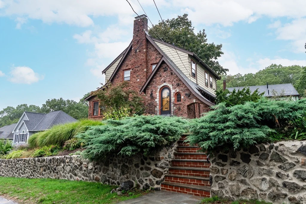3 bed, 1 bath apartment for rent at 93 Churchill Ave, Arlington