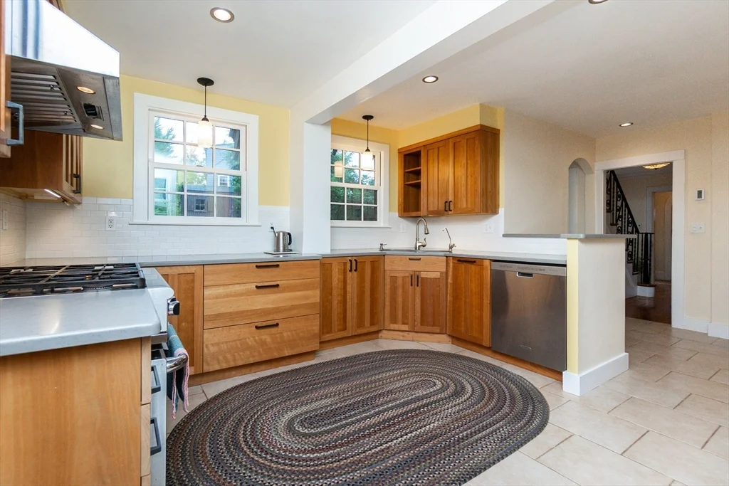 3 bed, 1 bath apartment for rent at 93 Churchill Ave, Arlington — photo 9 of 12
