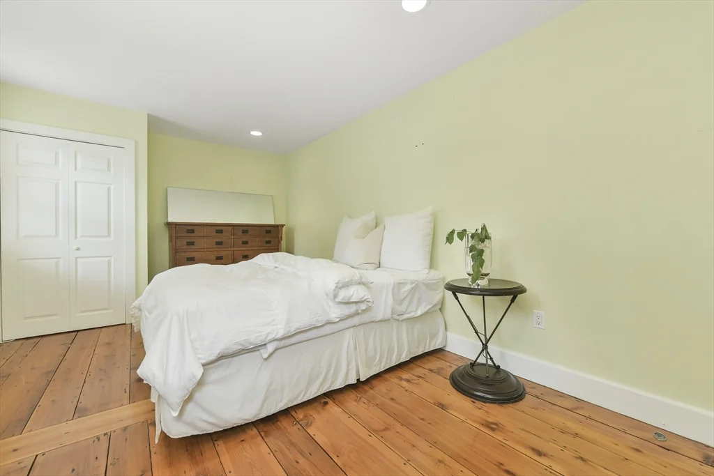 4 bed, 1 bath apartment for rent at 93 Dresser St, South Boston — photo 17 of 31