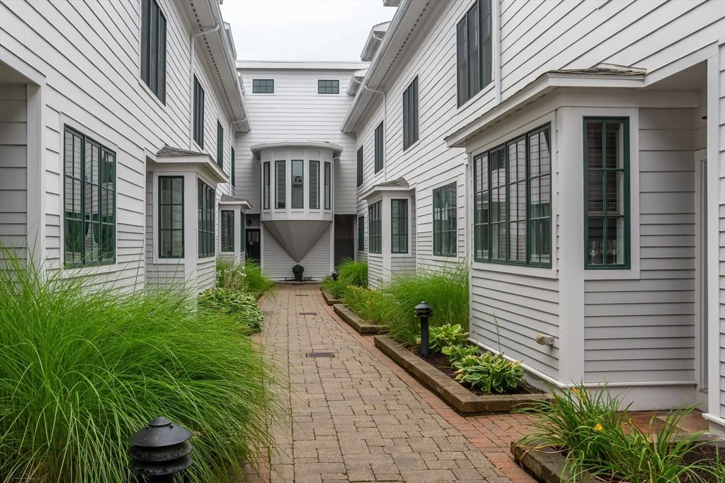 3 bed, 2 bath apartment for rent at 93 E Central St Unit 17, Natick — photo 3 of 22