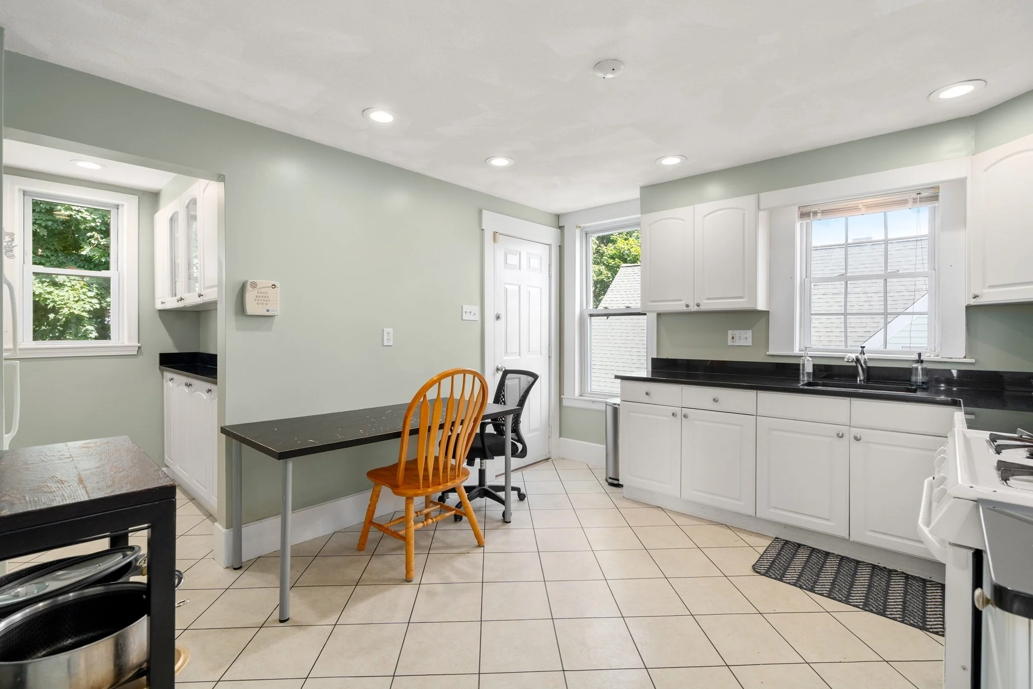 3 bed, 1 bath apartment for rent at 93 Easton St Unit 3, Allston — photo 4 of 16