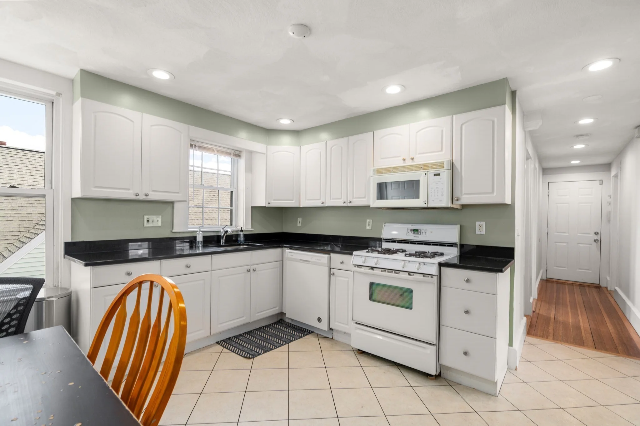 3 bed, 1 bath apartment for rent at 93 Easton St Unit 3, Allston — photo 3 of 16