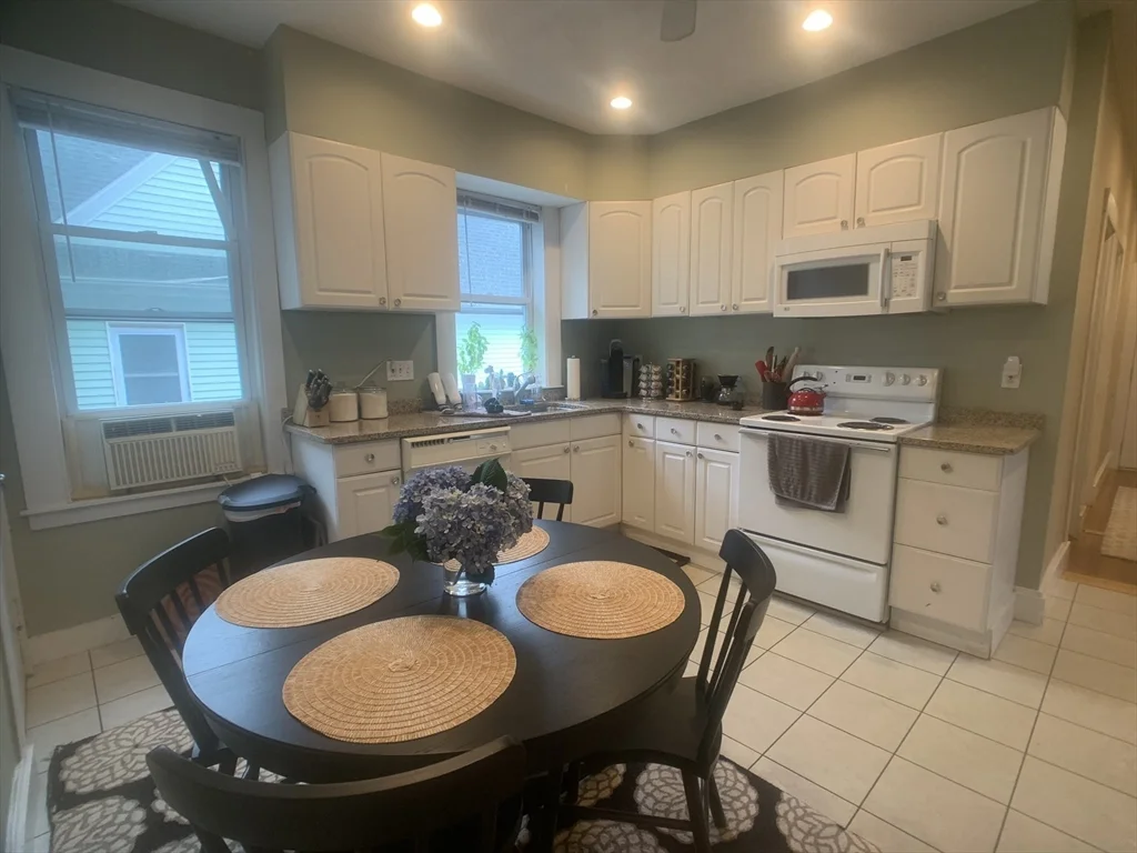 3 bed, 1 bath apartment for rent at 93 Easton St Unit 3, Allston — photo 3 of 13