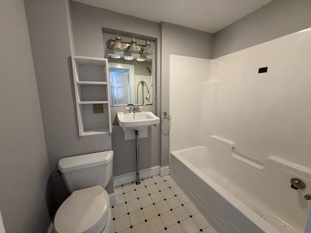 3 bed, 1 bath apartment for rent at 93 Friend St Unit 1, Amesbury — photo 4 of 11