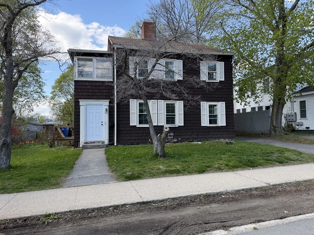 3 bed, 1 bath apartment for rent at 93 Friend St Unit 1, Amesbury — photo 1 of 11